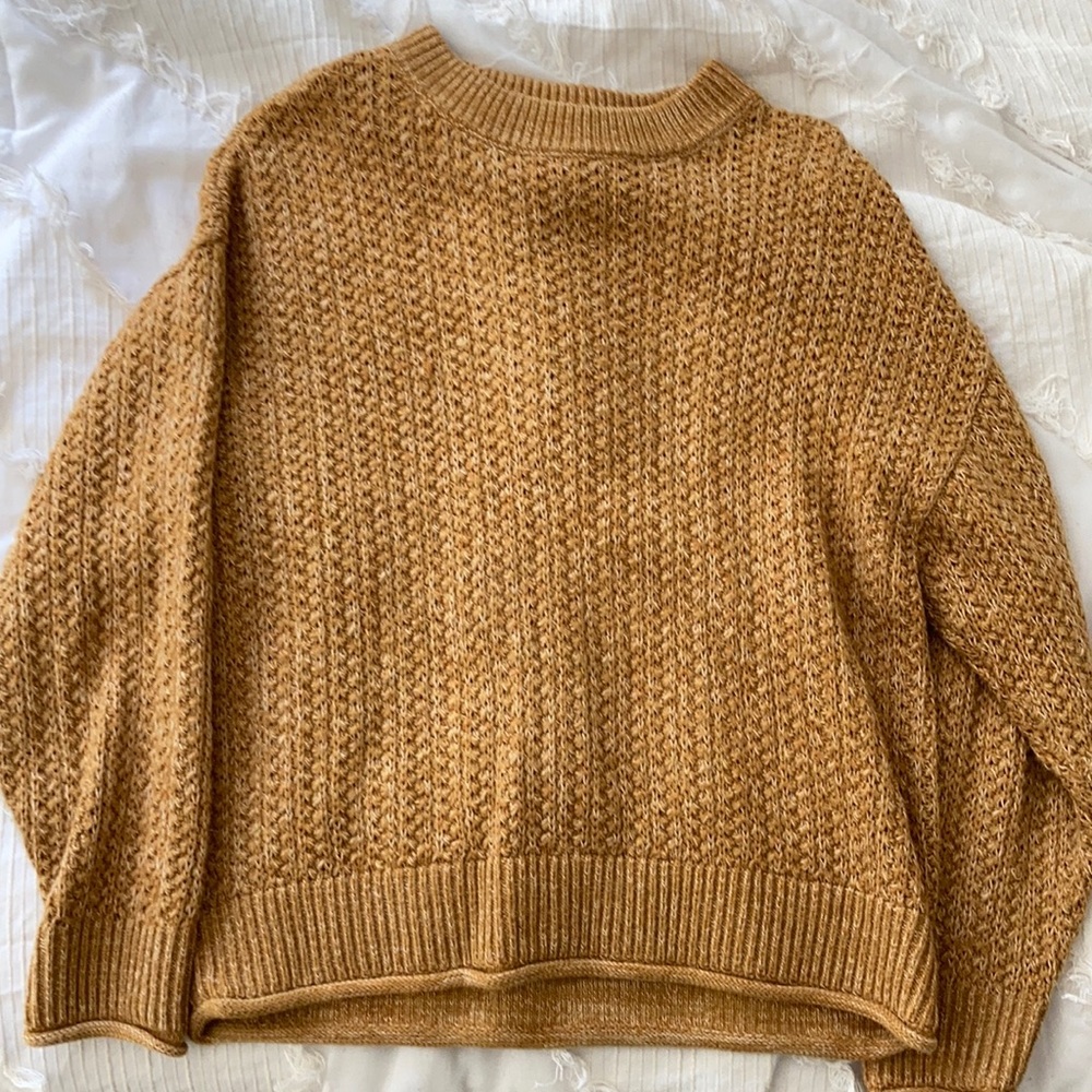 Universal thread gold crewneck knitted sweater size small. Worn once